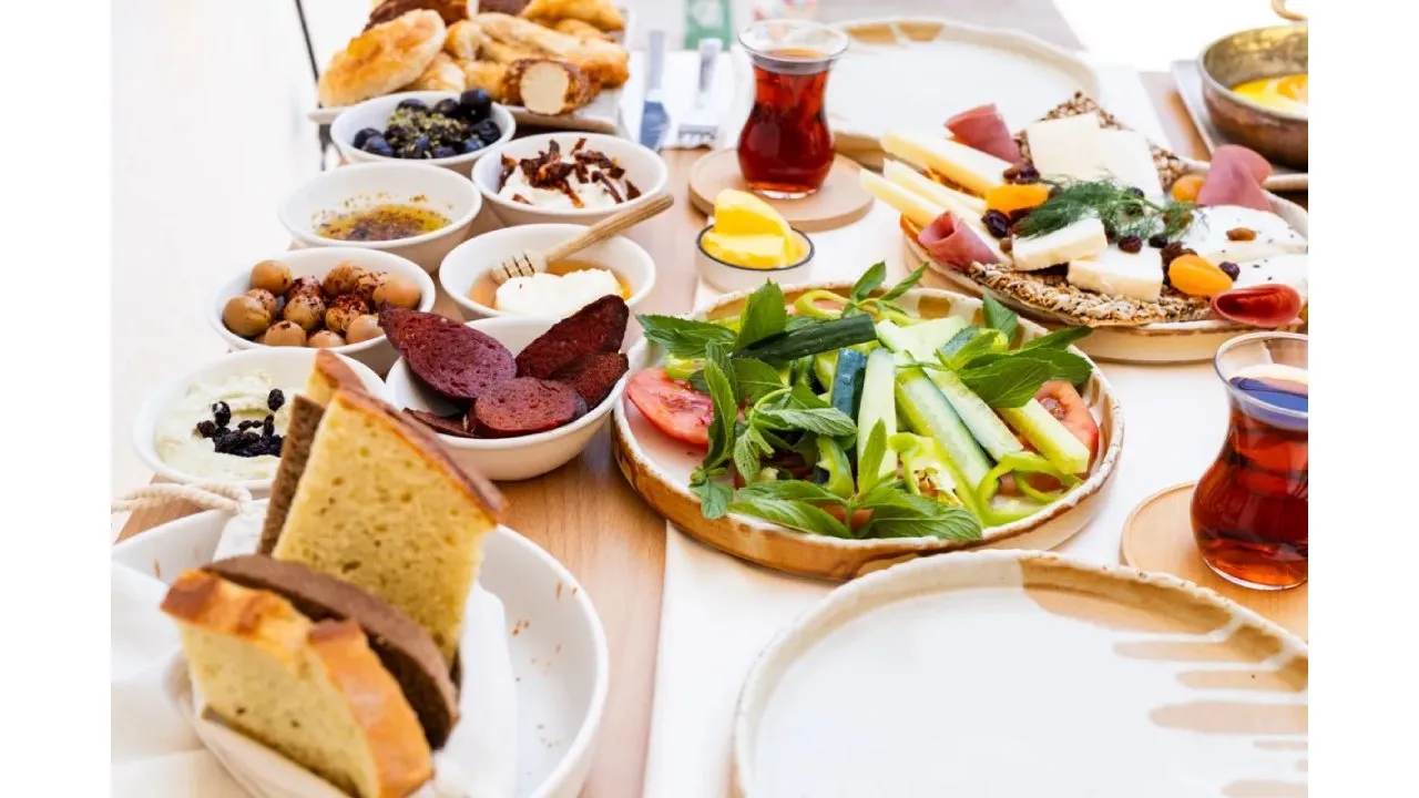 Sığacık Serpme Kahvaltı Sofrasını Oluşturan Ürünler